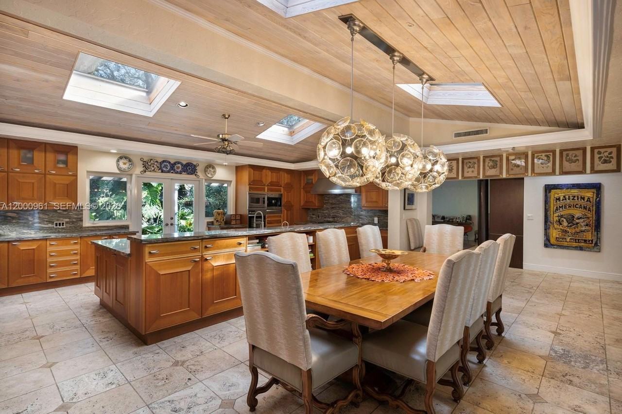 10100 Lakeside Dr - Photo 7 of 50