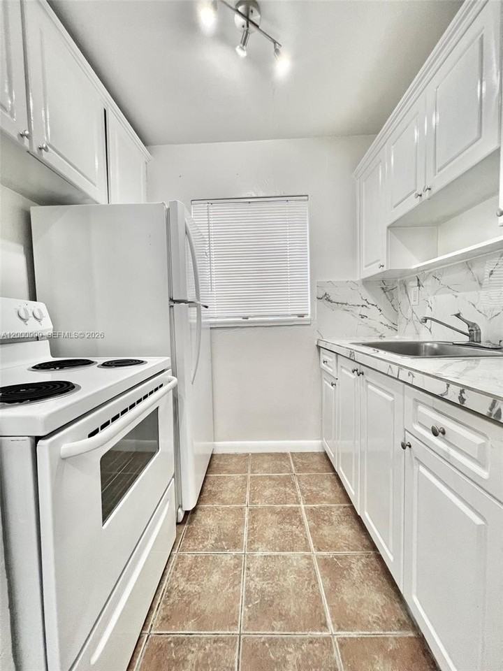 10 Nw 77th St #8 - Photo 3 of 13