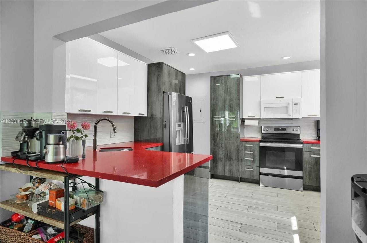 820 W 43rd Ct - Photo 4 of 16