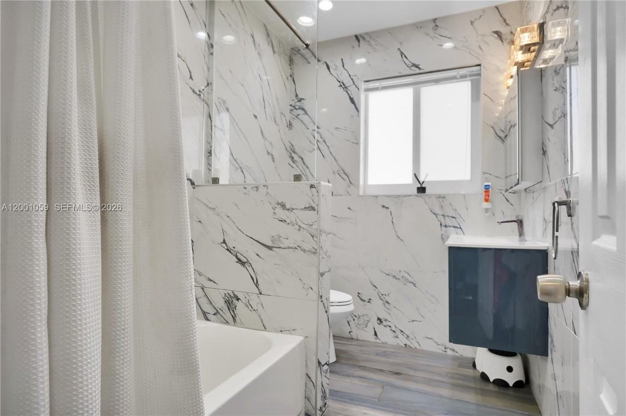 820 W 43rd Ct - Photo 7 of 16