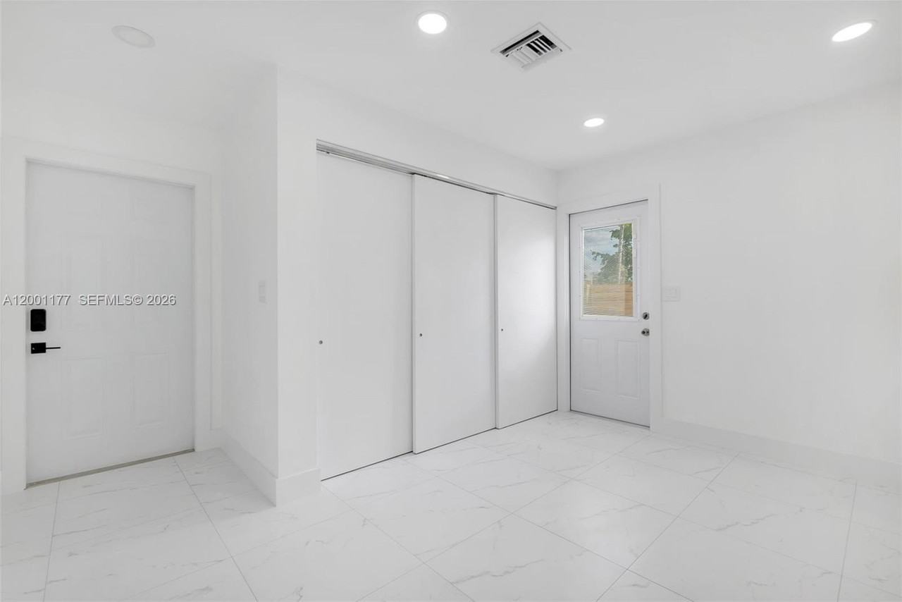 810 Sw 14th Ct - Photo 3 of 25