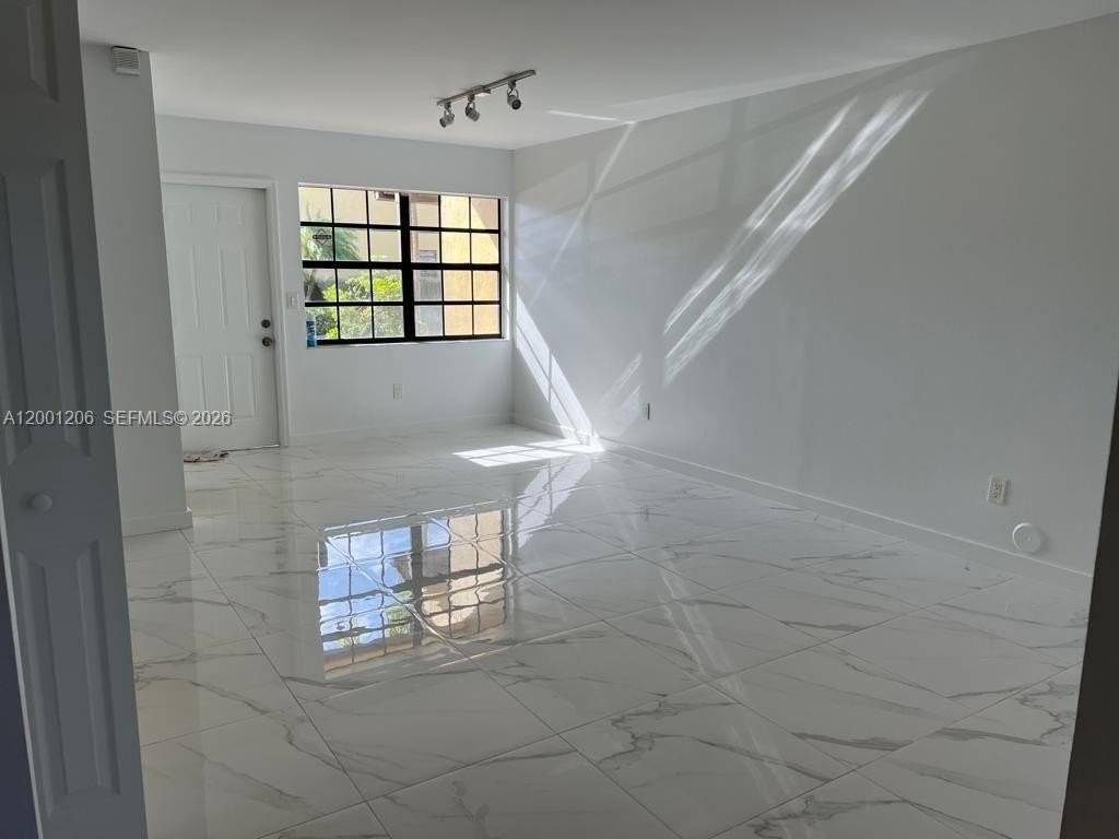 1125 Ne 210th Ter - Photo 3 of 22