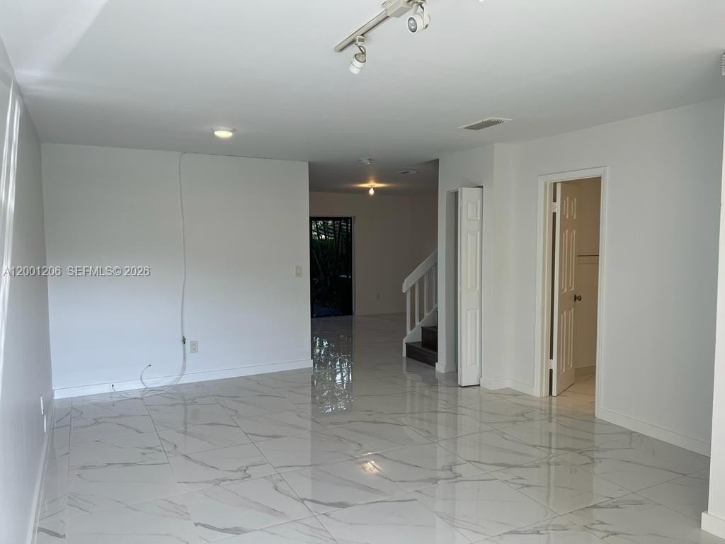 1125 Ne 210th Ter - Photo 5 of 22