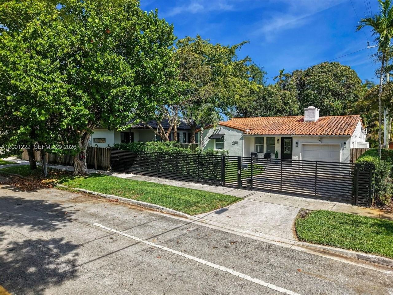 2311 Sw 9th Ave - Photo 4 of 34