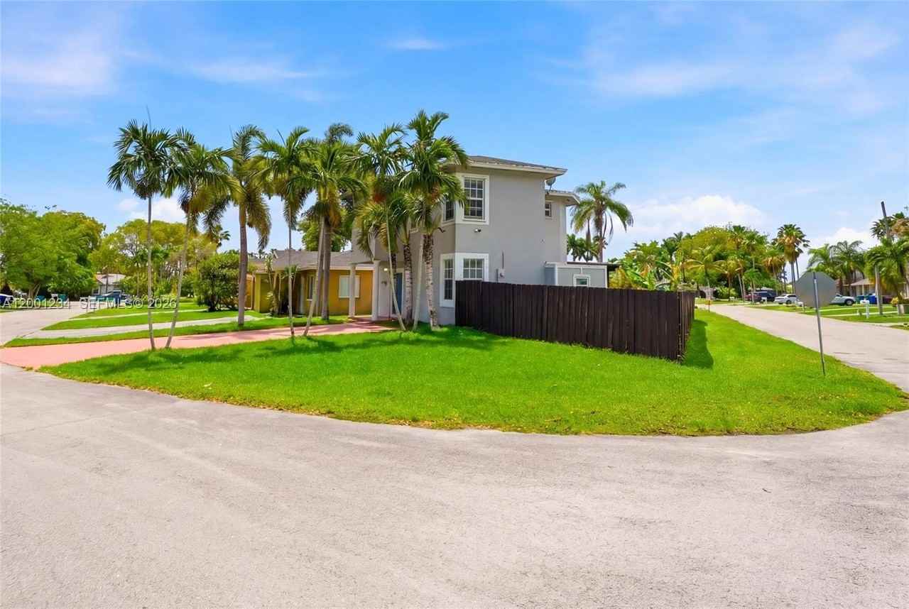 902 Sw 8th Pl #0 - Photo 2 of 30