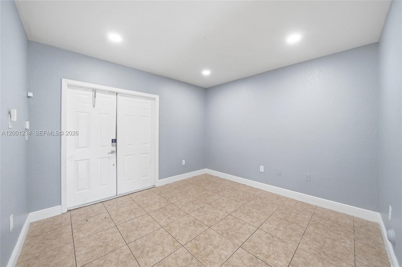 902 Sw 8th Pl #0 - Photo 3 of 30