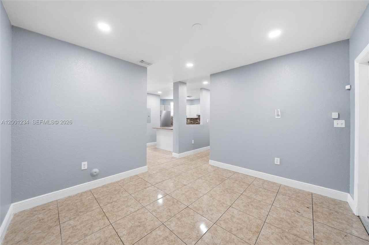 902 Sw 8th Pl #0 - Photo 4 of 30