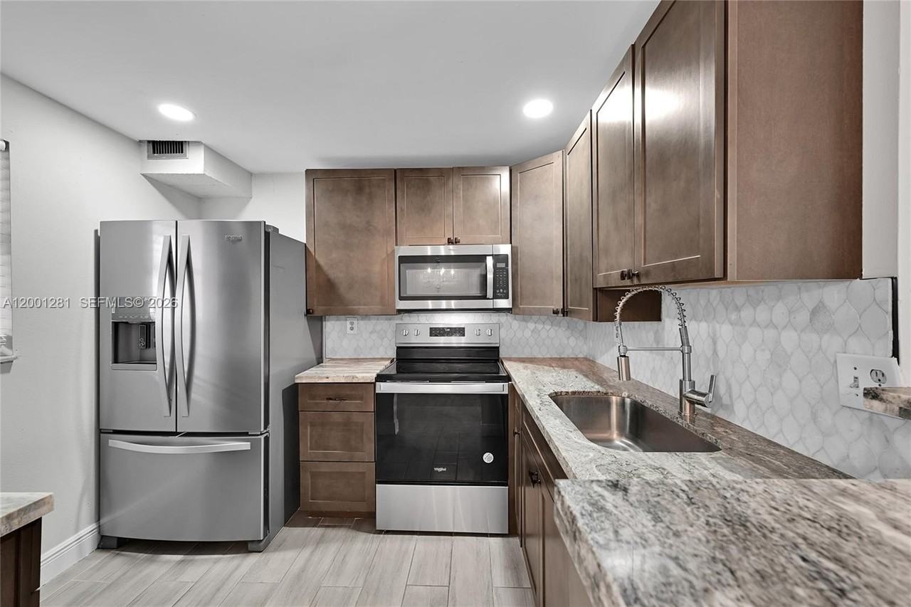 2850 Somerset Dr #105L - Photo 3 of 7