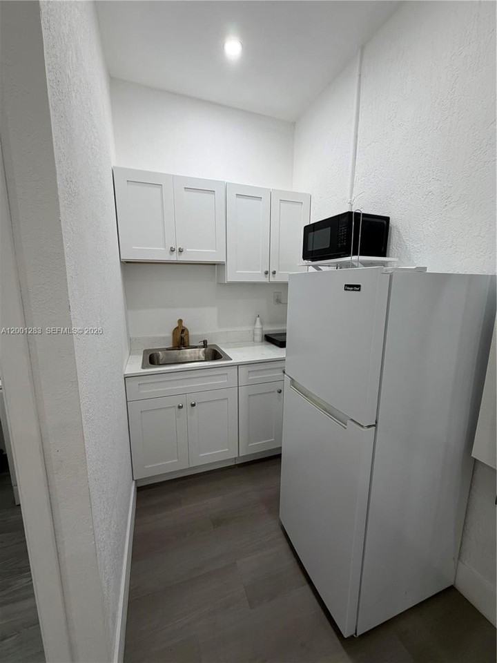 2442 Ne 3rd Ct #A - Photo 4 of 7