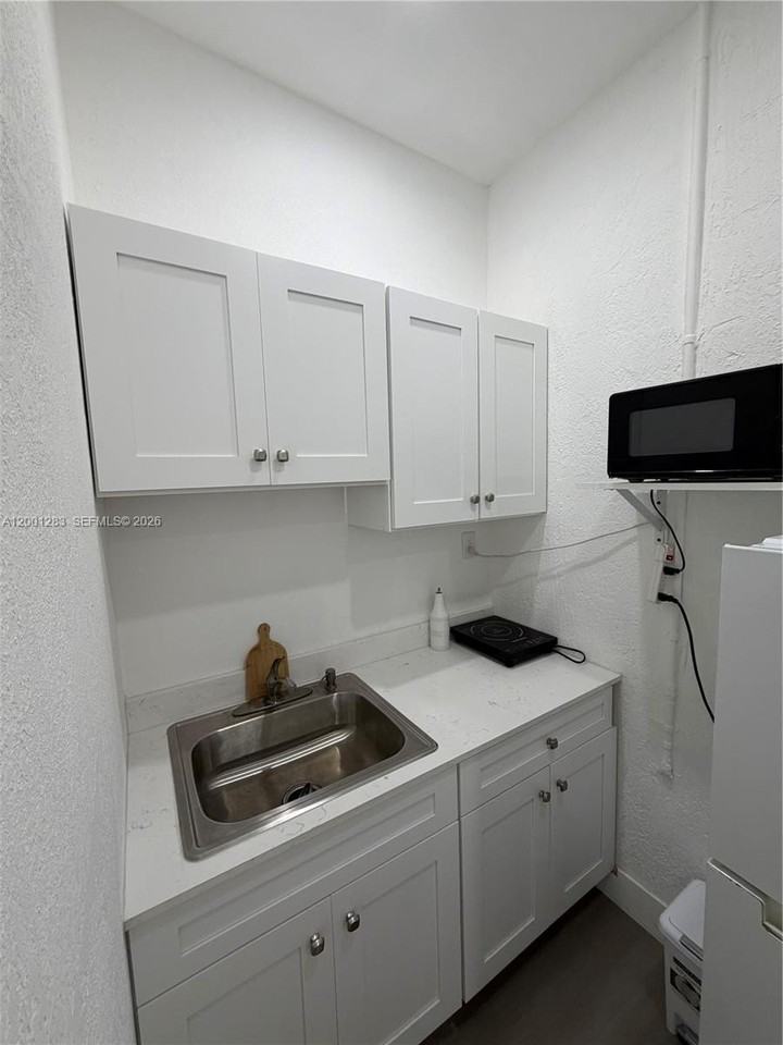 2442 Ne 3rd Ct #A - Photo 5 of 7