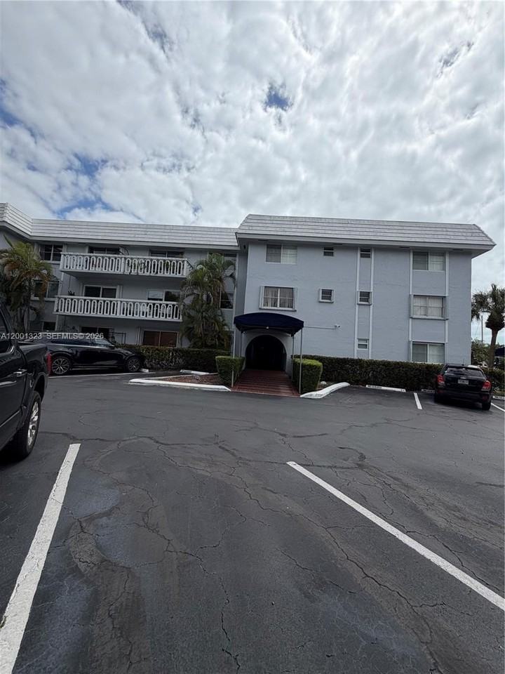 100 Edgewater Dr #127