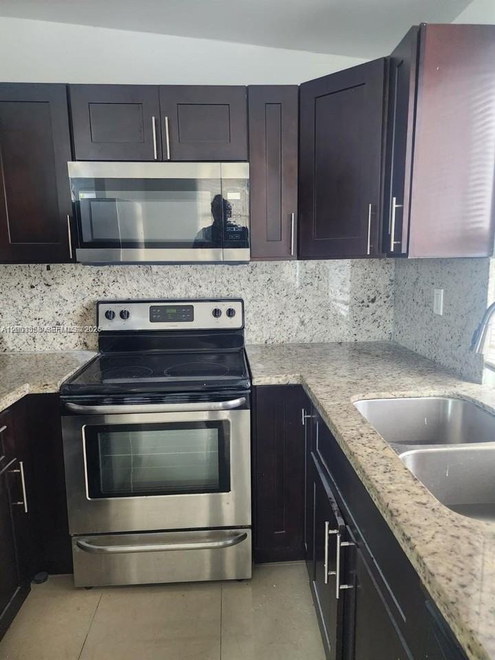 1726 Sw 25th Ave #1 - Photo 4 of 14