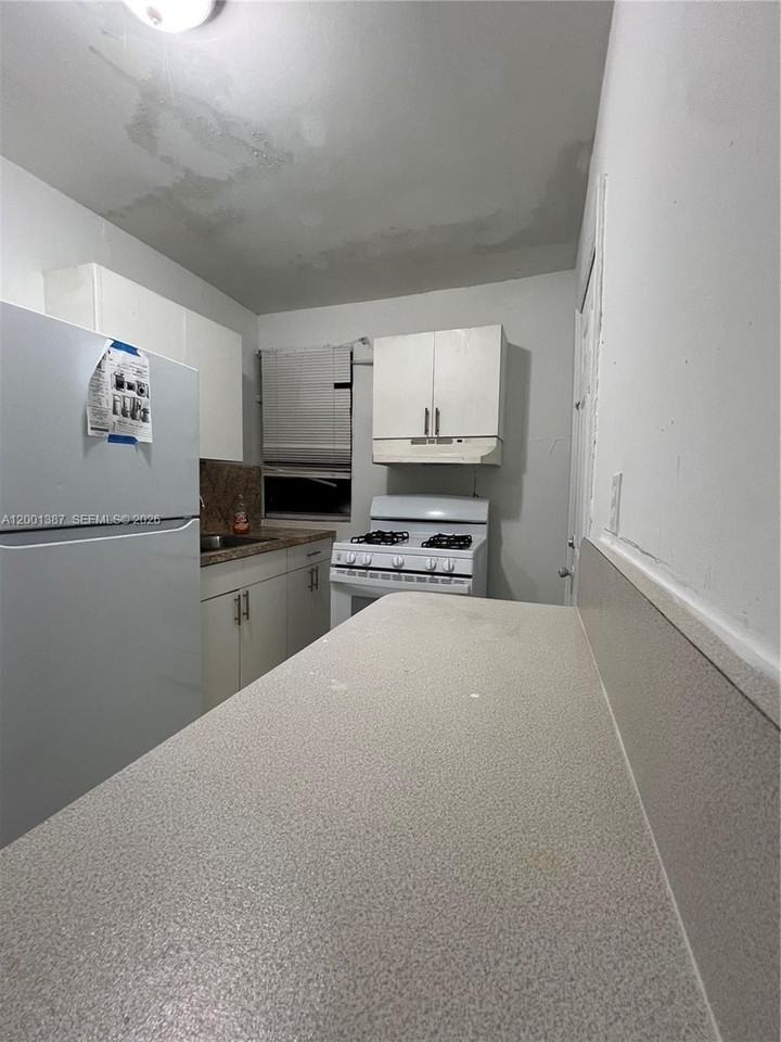 413 Nw 33rd St #A - Photo 4 of 8