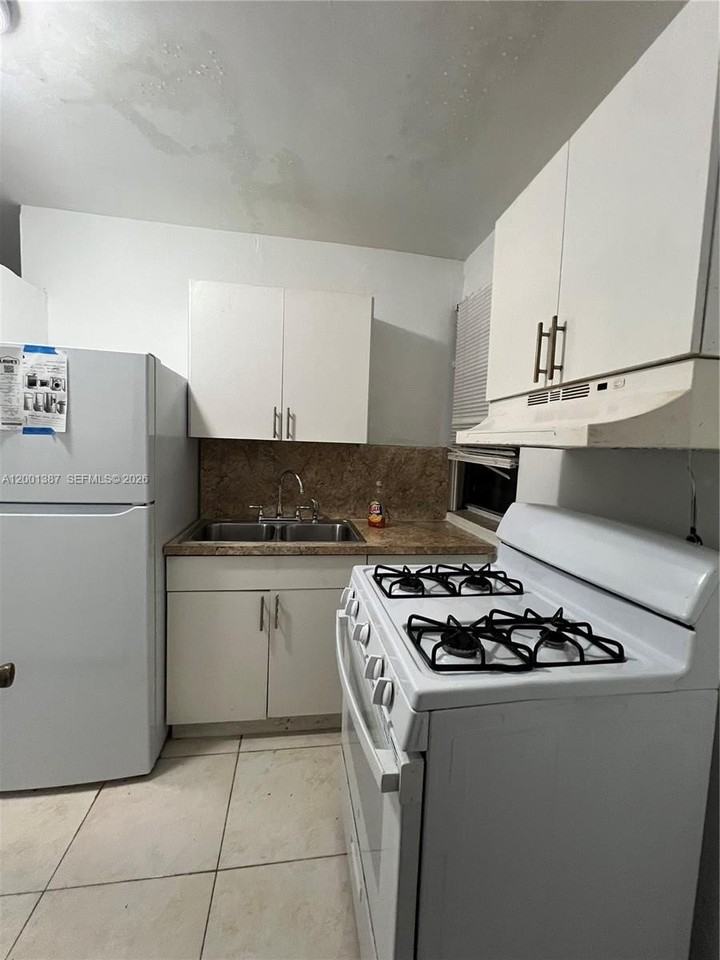 413 Nw 33rd St #A - Photo 5 of 8