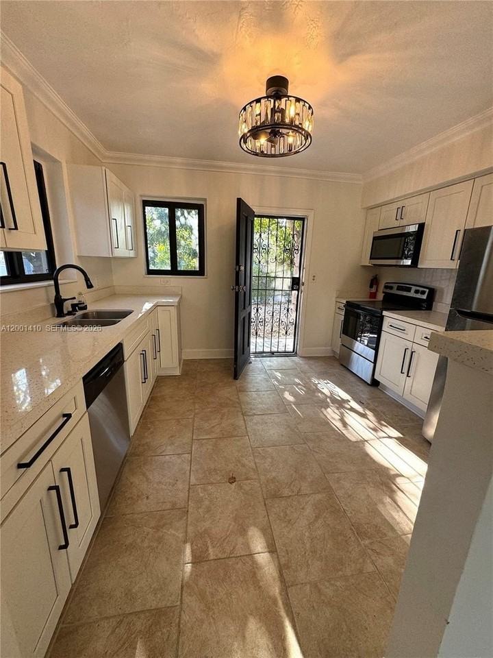 5530 Nw Miami Ct - Photo 7 of 50