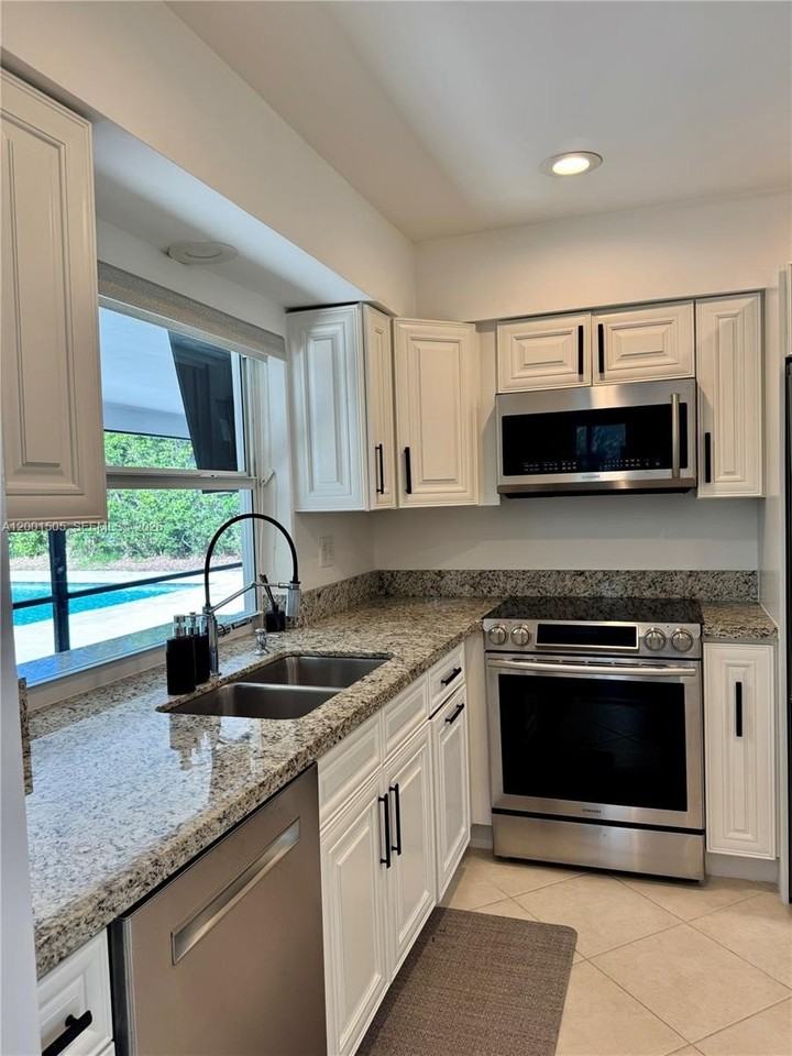 1093 Sw 14th St - Photo 2 of 28