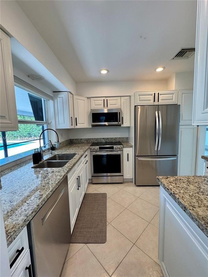 1093 Sw 14th St - Photo 3 of 28