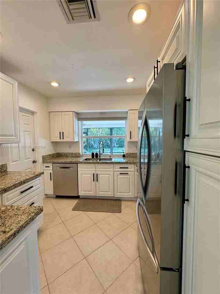 1093 Sw 14th St - Photo 4 of 28