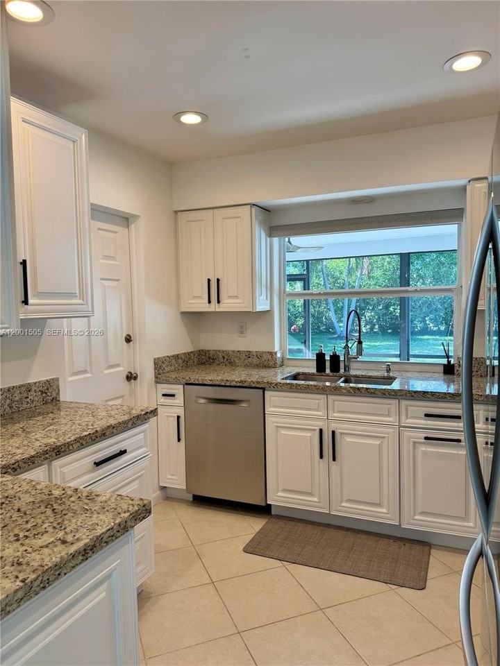 1093 Sw 14th St - Photo 5 of 28