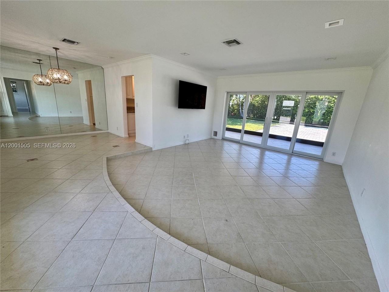 1093 Sw 14th St - Photo 7 of 28