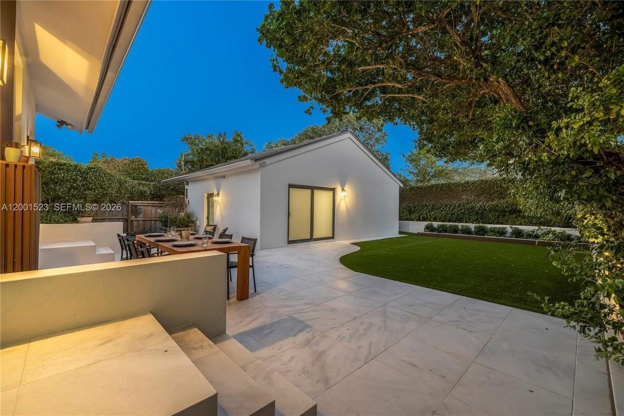 320 Ne 88th St - Photo 3 of 50