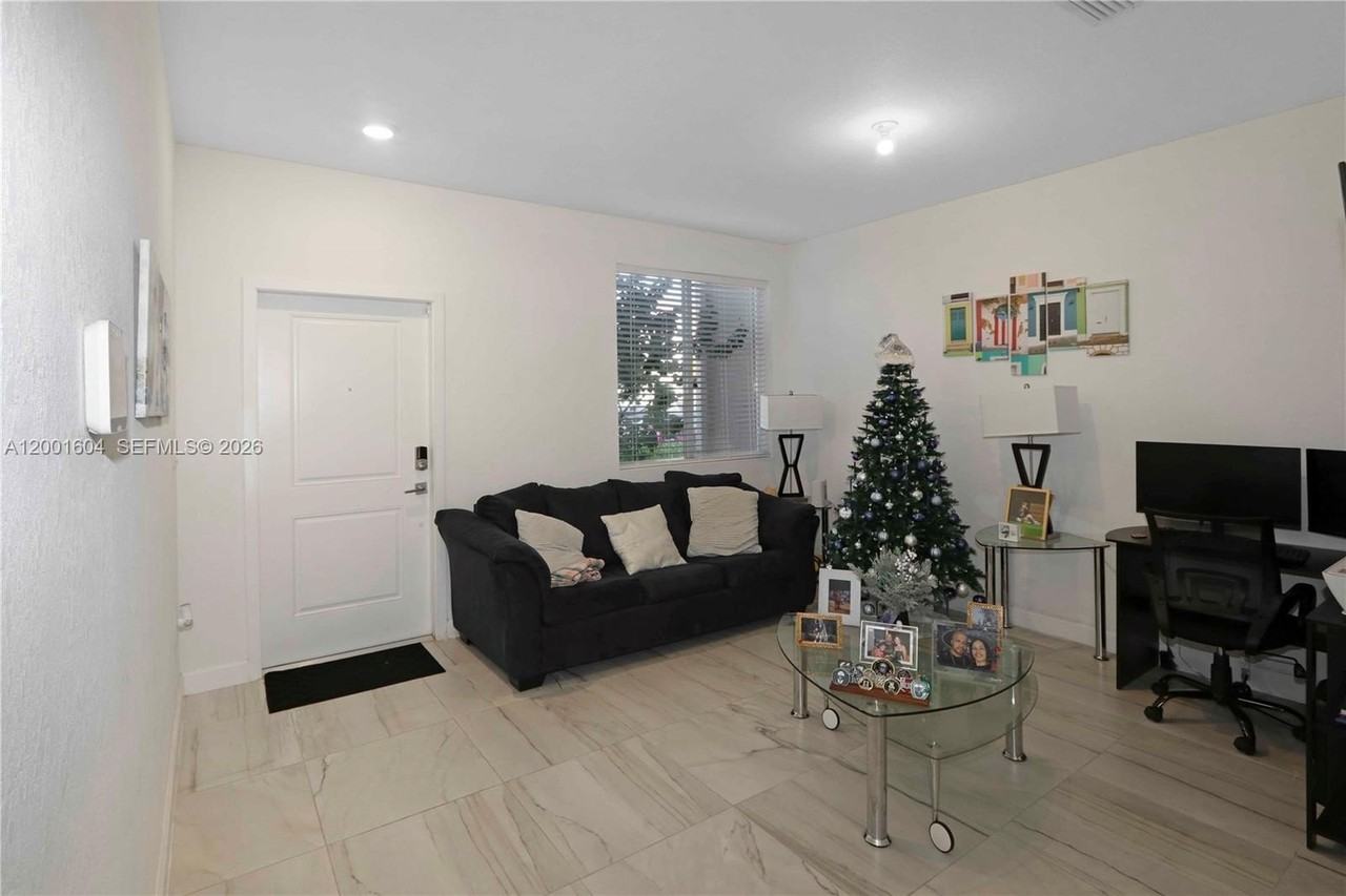 2432 Se 10th Ct - Photo 2 of 28