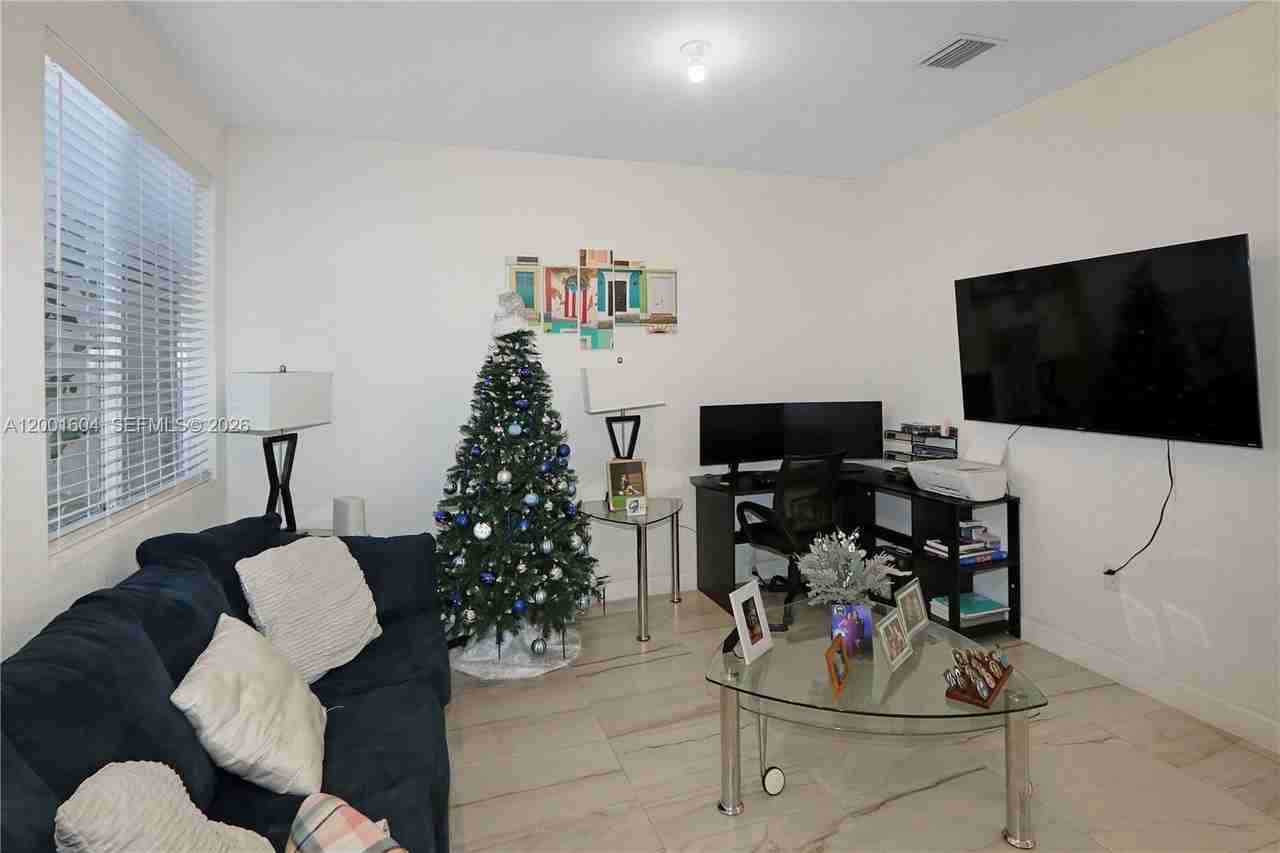 2432 Se 10th Ct - Photo 3 of 28