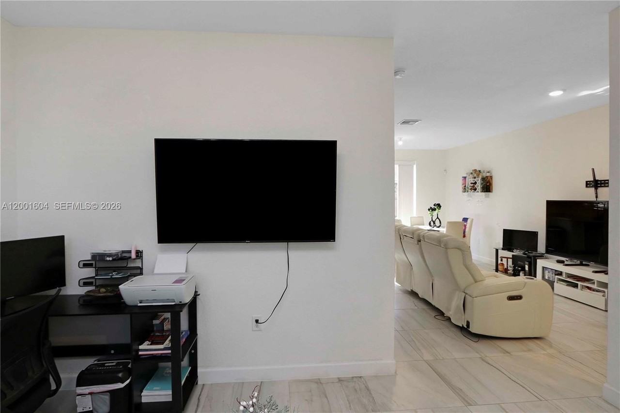 2432 Se 10th Ct - Photo 4 of 28