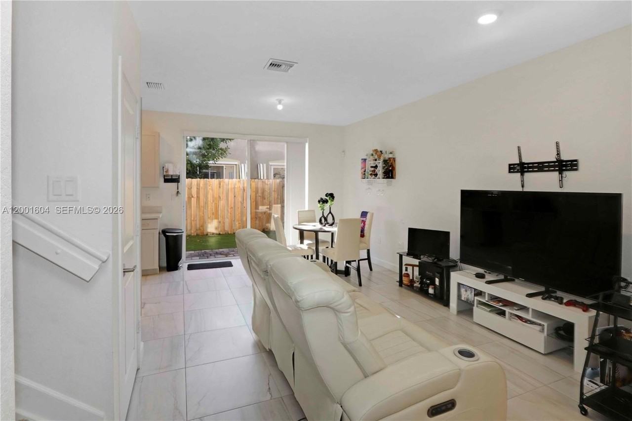 2432 Se 10th Ct - Photo 5 of 28