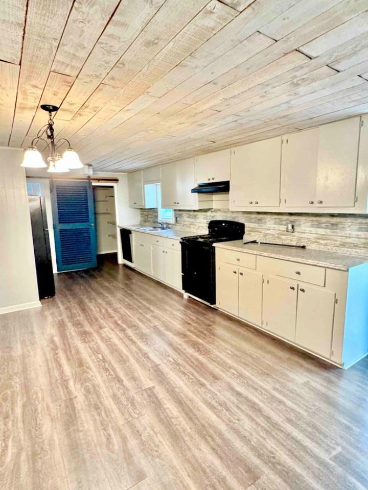 319 S Division St - Photo 6 of 16
