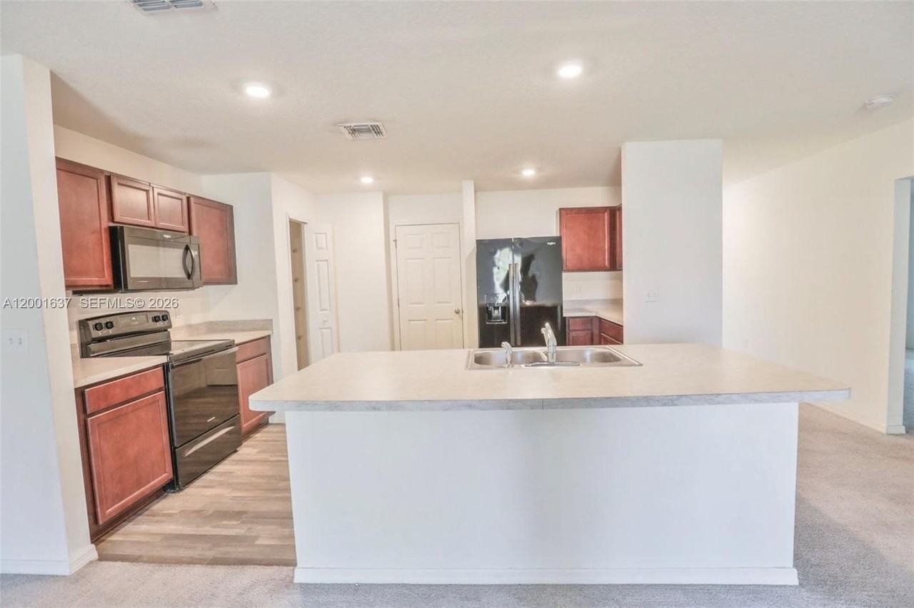 2352 Se Surrey Pl - Photo 3 of 19
