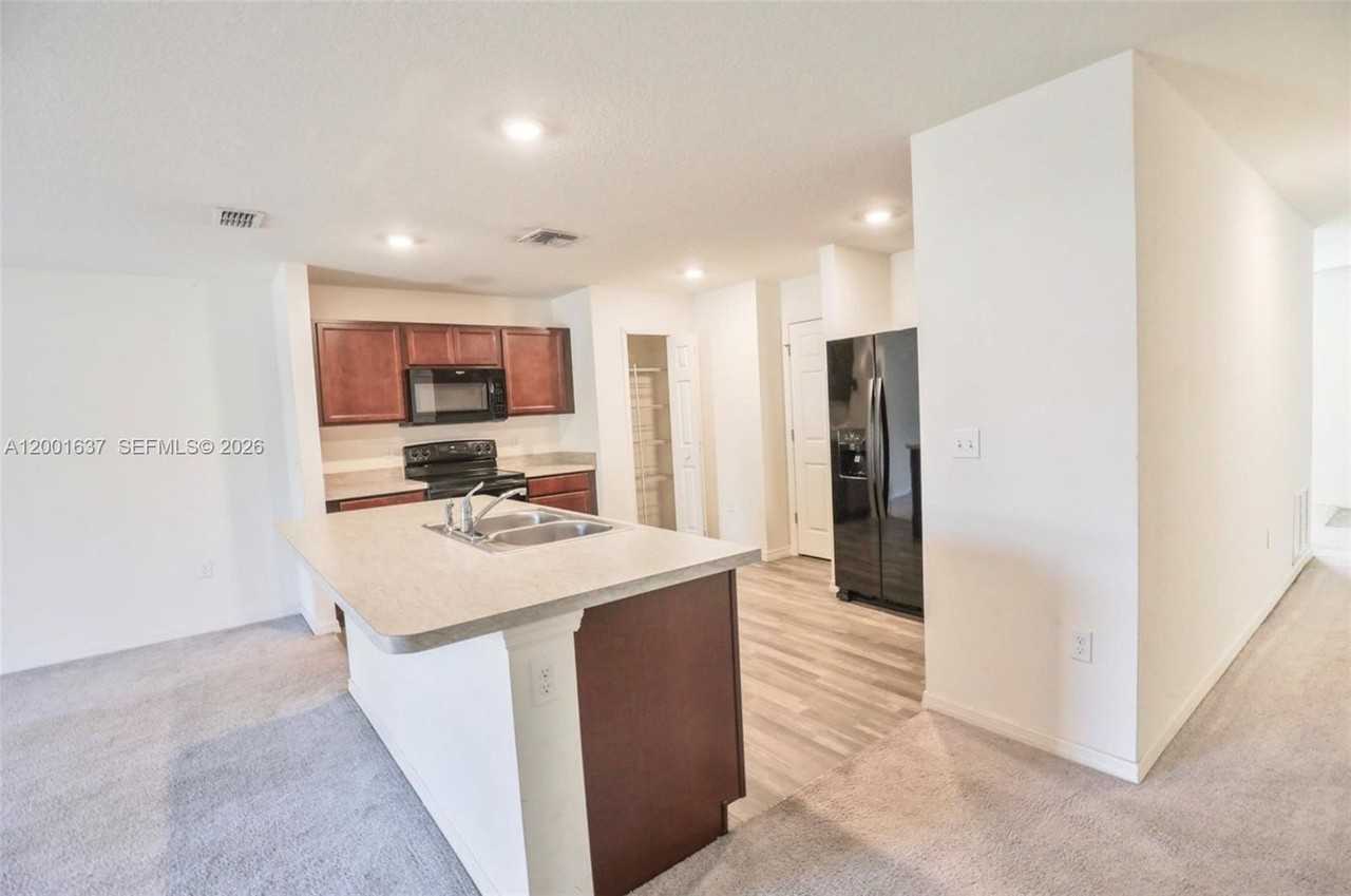 2352 Se Surrey Pl - Photo 4 of 19