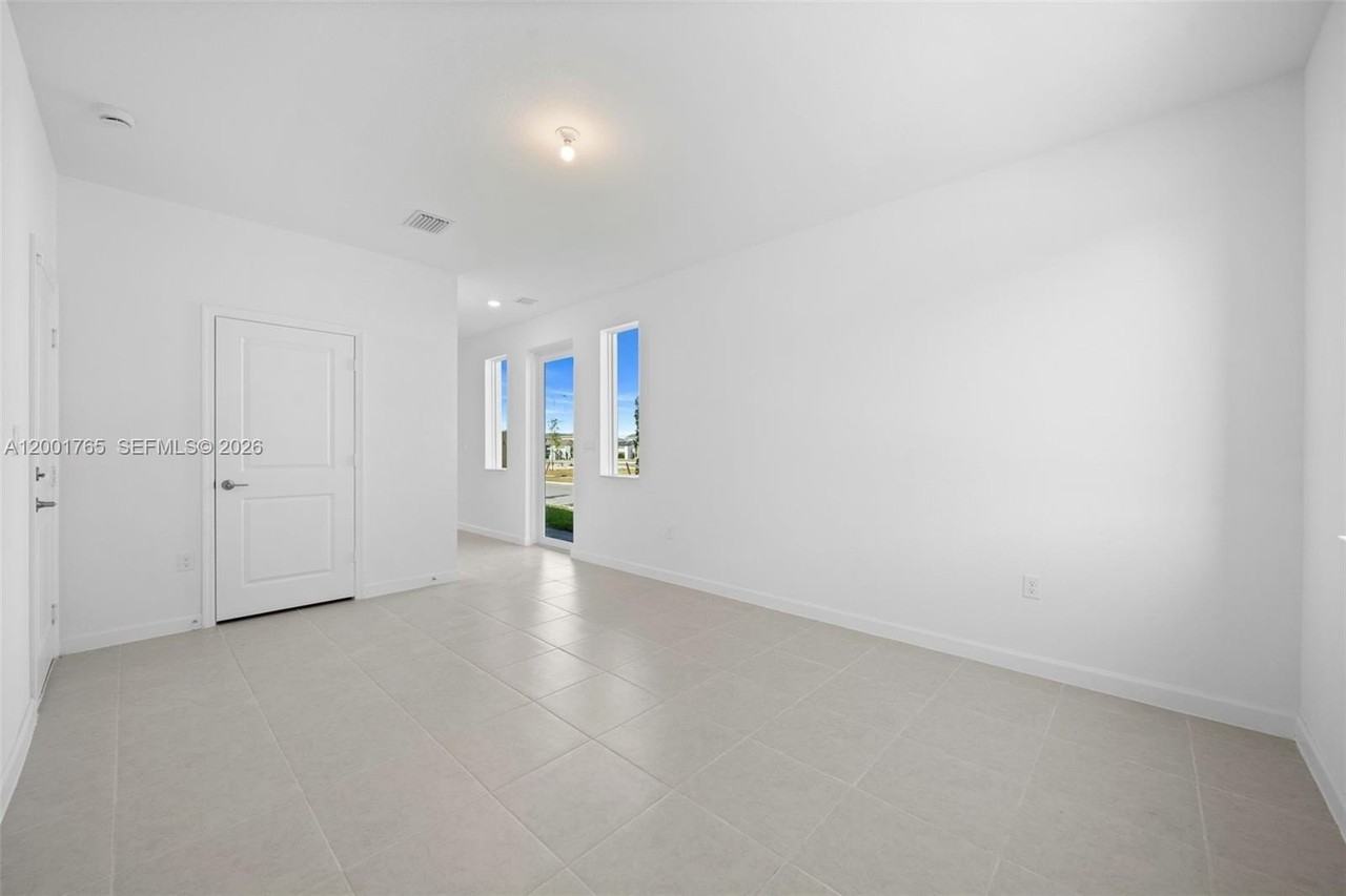 715 Se 15th St - Photo 4 of 33