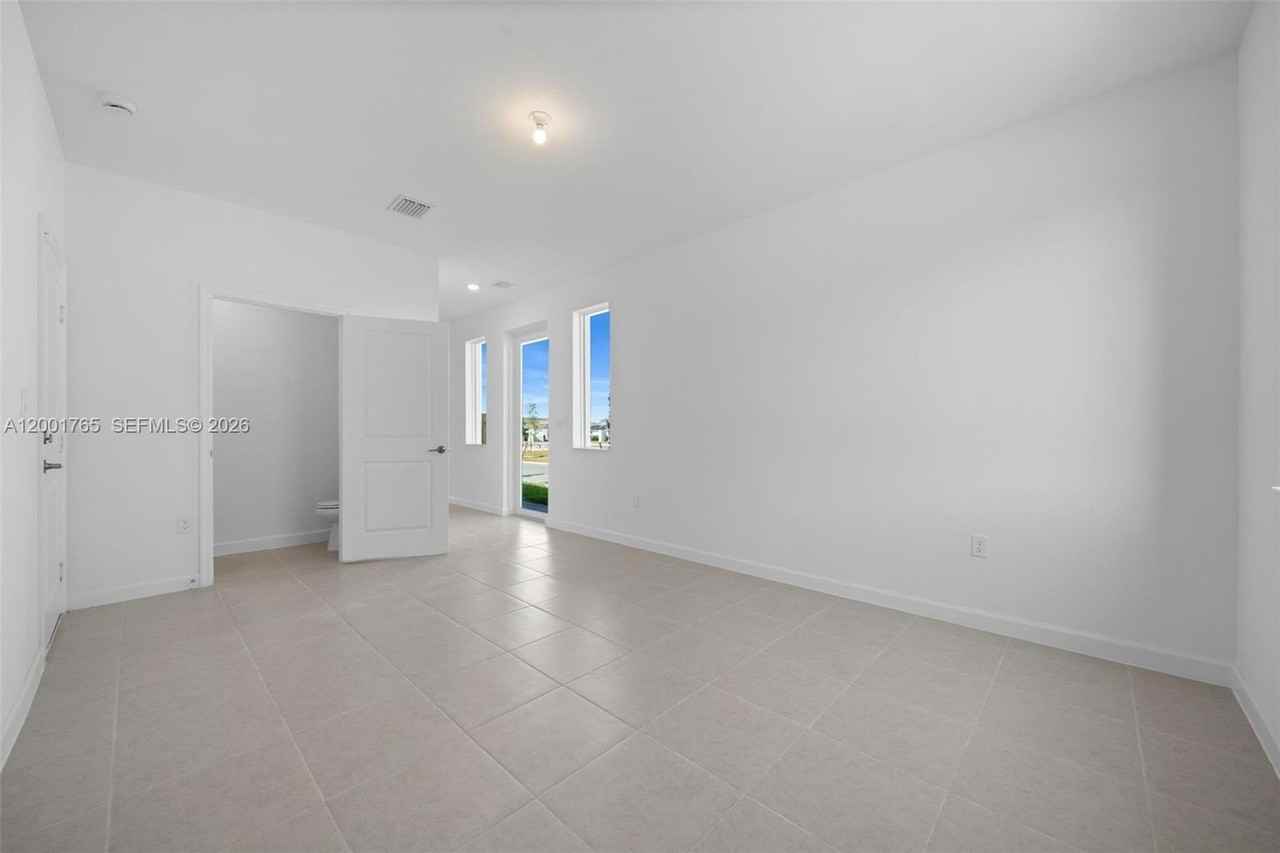 715 Se 15th St - Photo 5 of 33