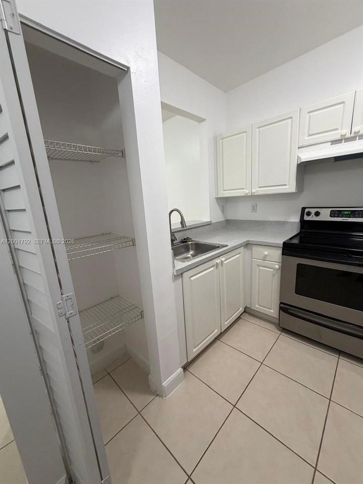 1300 Ne 109th St #404 - Photo 3 of 14