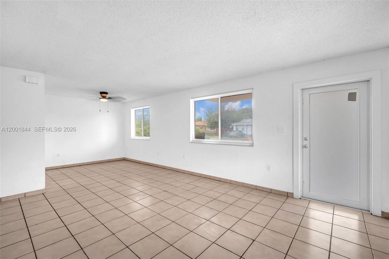 535 Nw 44th Ave #1 - Photo 2 of 23