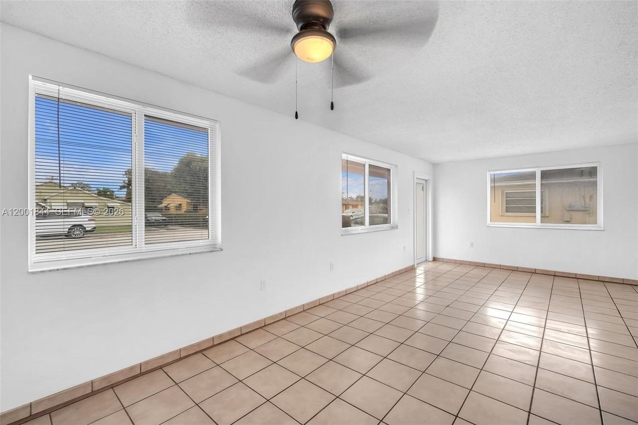 535 Nw 44th Ave #1 - Photo 3 of 23