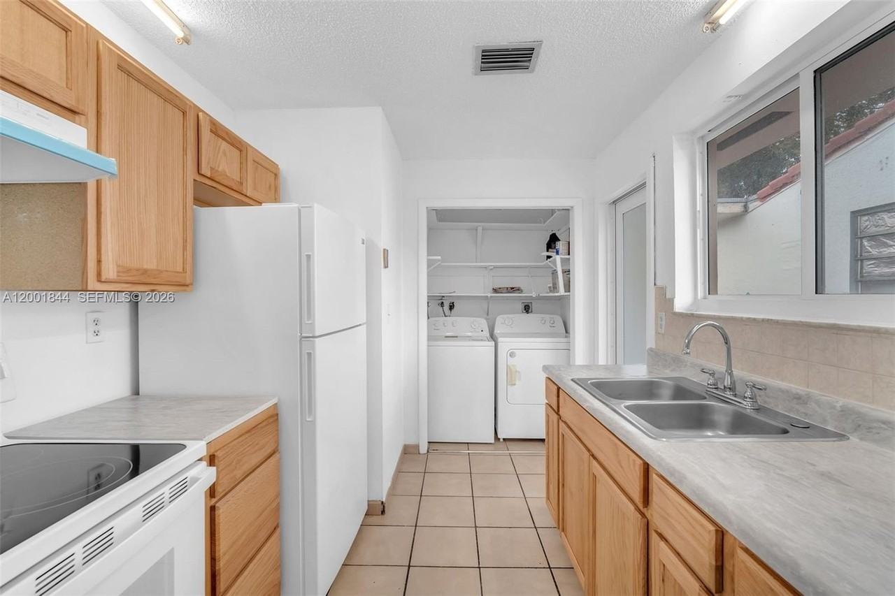 535 Nw 44th Ave #1 - Photo 5 of 23