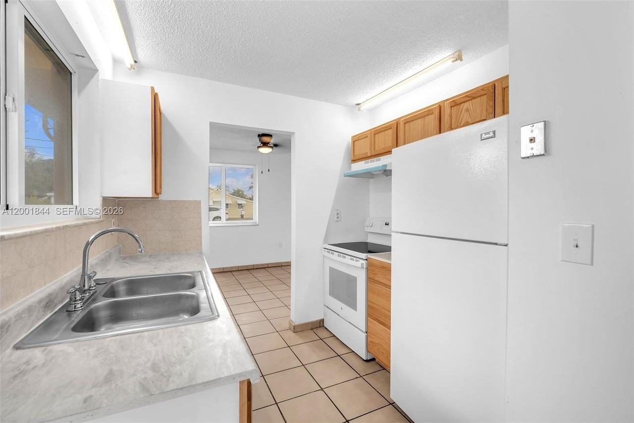 535 Nw 44th Ave #1 - Photo 6 of 23