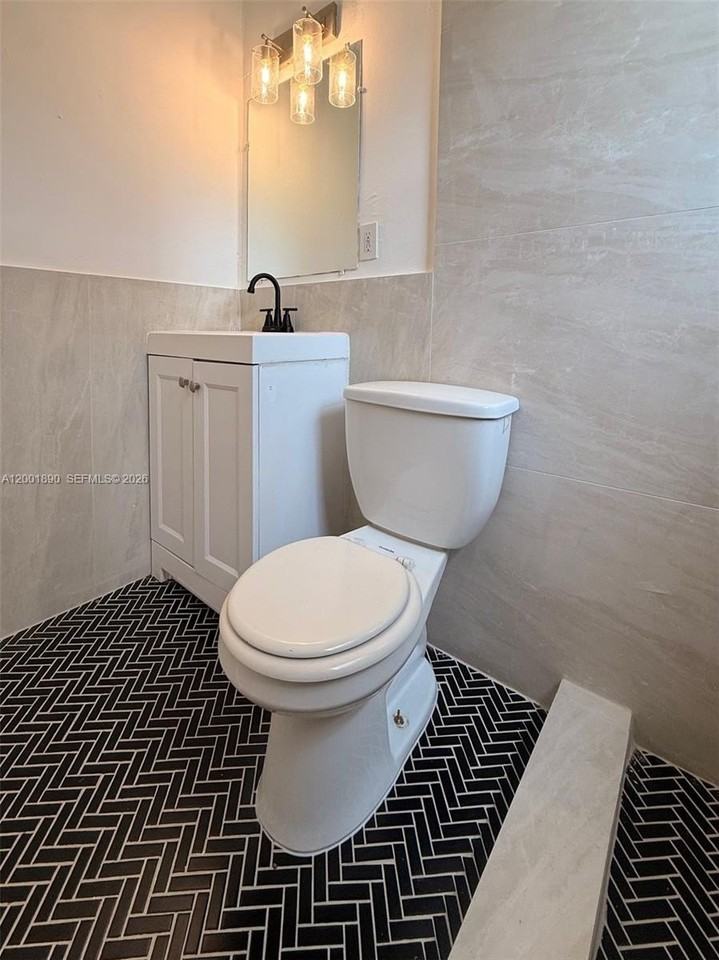 12906 Ne 6th Ave #1 - Photo 5 of 20