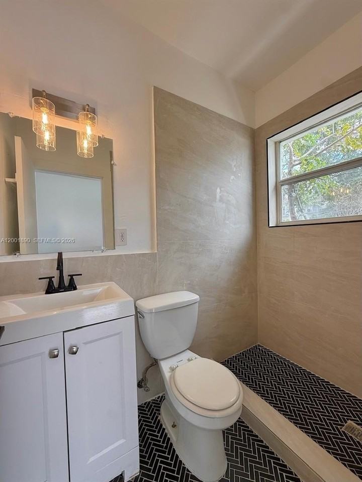 12906 Ne 6th Ave #1 - Photo 6 of 20