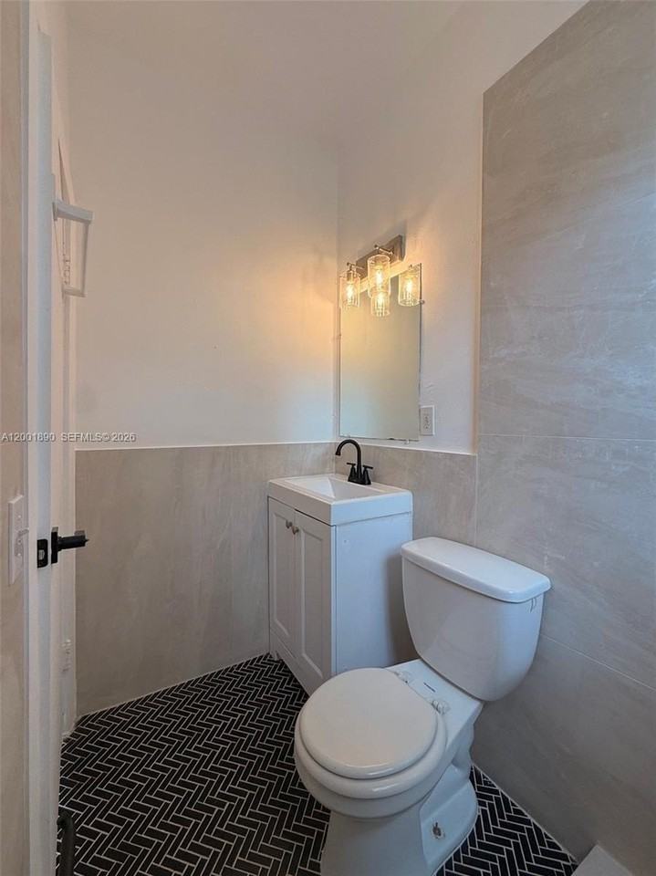 12906 Ne 6th Ave #1 - Photo 7 of 20