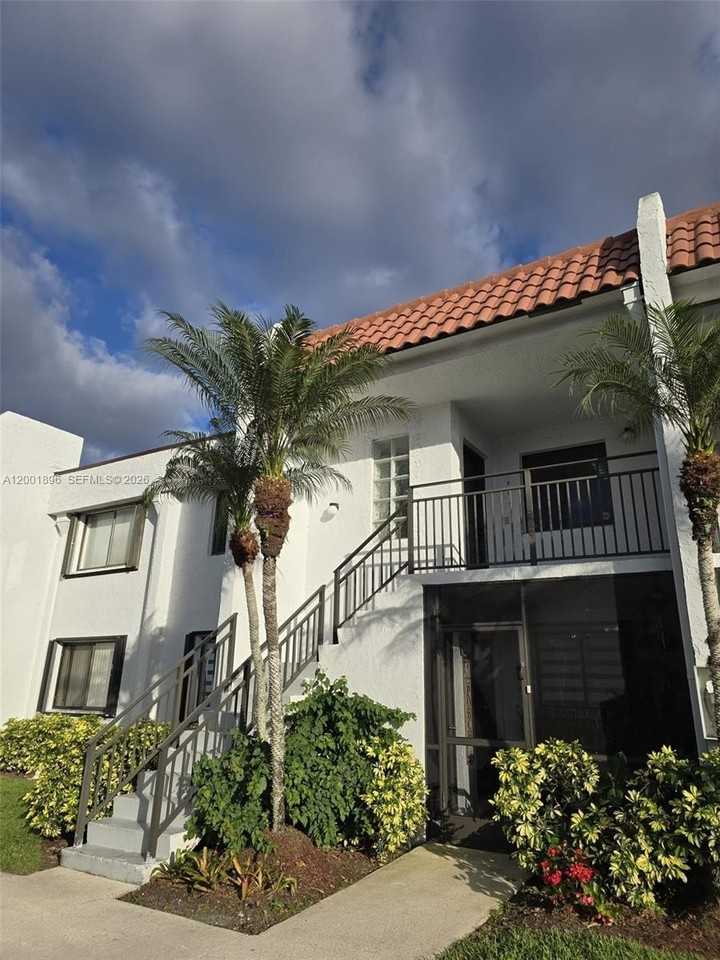 310 Racquet Club Rd #204
