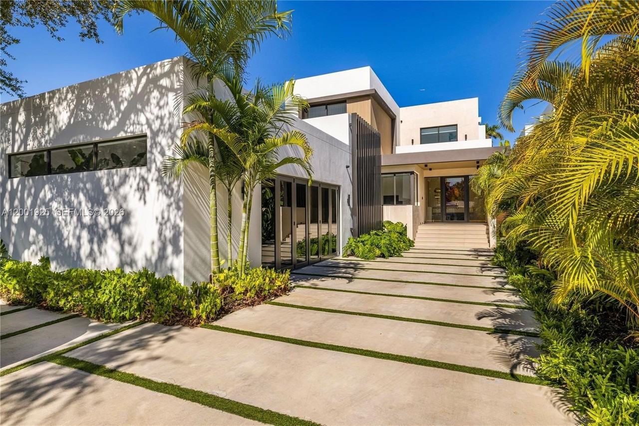 707 Ne 77th St #NA - Photo 3 of 39