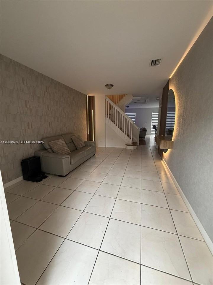 5724 Nw 112th Pl #5724 - Photo 4 of 11