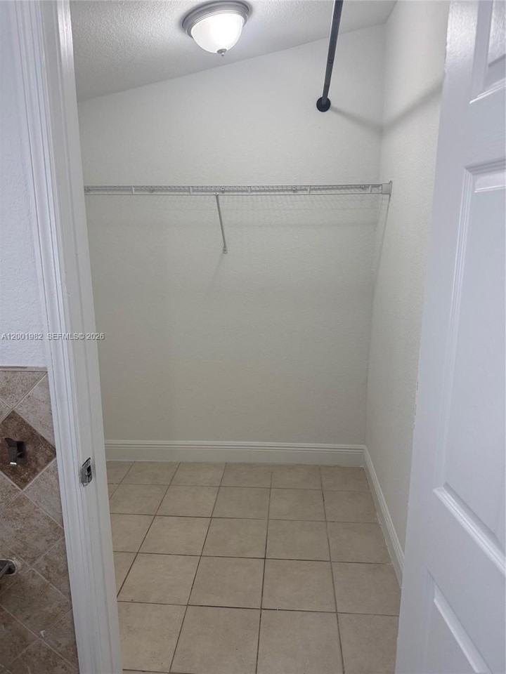 19710 Nw 46th Ave #1 - Photo 7 of 11