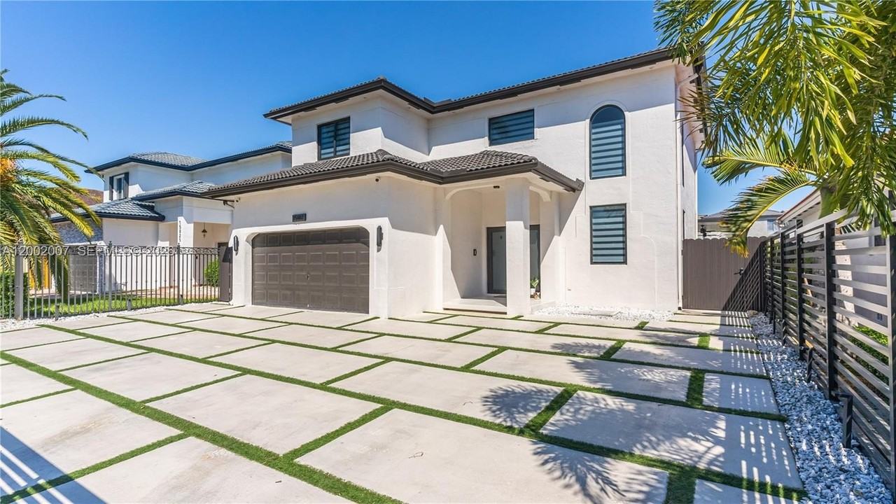 15817 Sw 138th Ter - Photo 3 of 37