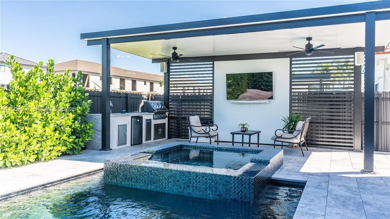 15817 Sw 138th Ter - Photo 5 of 37