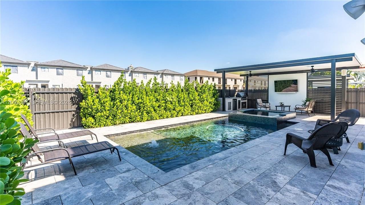 15817 Sw 138th Ter - Photo 6 of 37