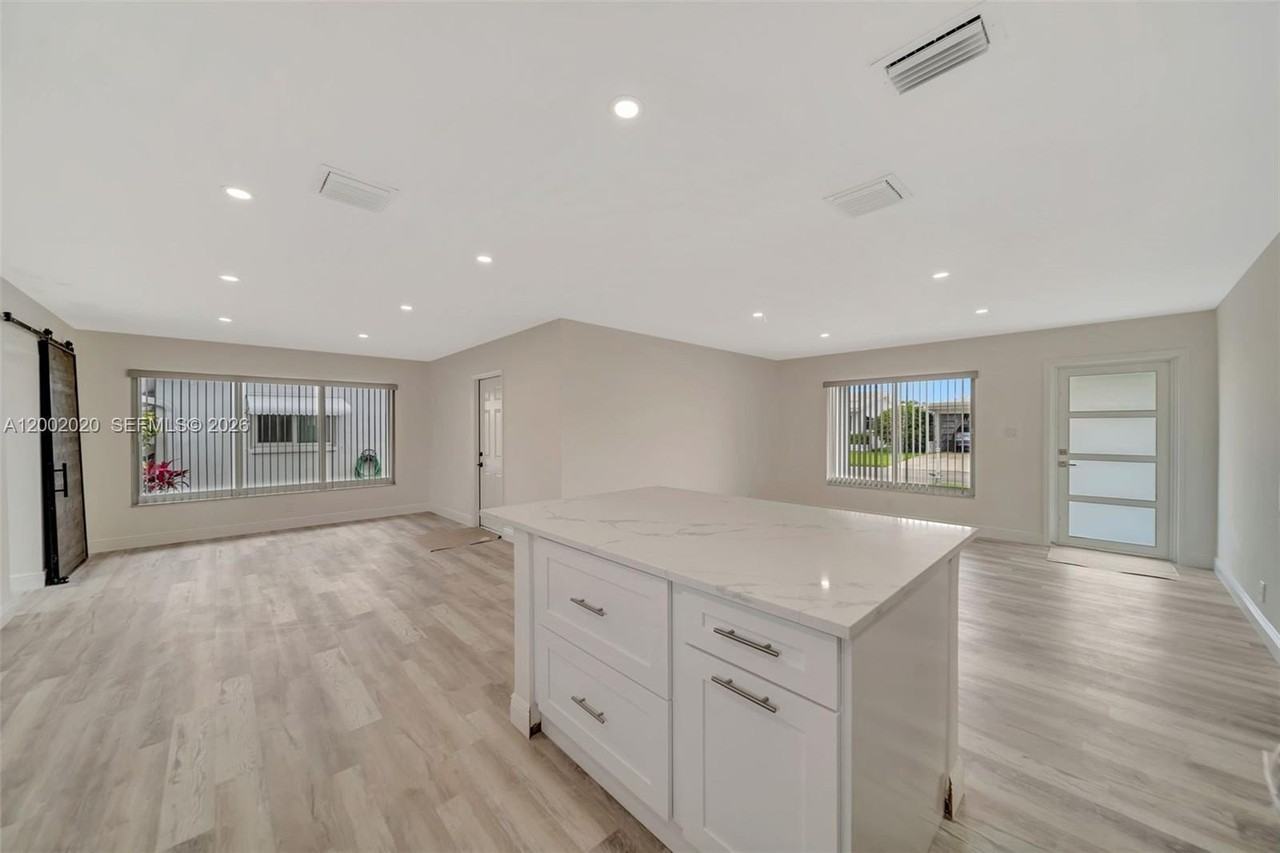 8502 Nw 59th St - Photo 6 of 18